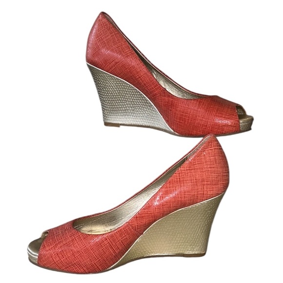 Lilly Pulitzer Resort Chic Distressed Metallic Gold Wedges in Island Coral - 6 - Picture 3 of 14